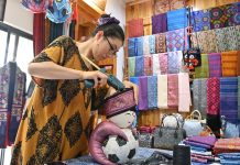 Cina: nel Guangxi si rinnova la tradizione del broccato Zhuang (3)