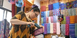 Cina: nel Guangxi si rinnova la tradizione del broccato Zhuang (3)