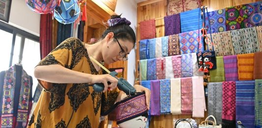 Cina: nel Guangxi si rinnova la tradizione del broccato Zhuang (3)