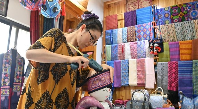 Cina: nel Guangxi si rinnova la tradizione del broccato Zhuang (3)