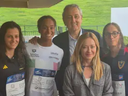 Nuoto, Settecolli: Sara Curtis firma il nuovo record europeo nei 50 dorso e viene premiata da Giorgia Meloni