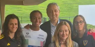 Nuoto, Settecolli: Sara Curtis firma il nuovo record europeo nei 50 dorso e viene premiata da Giorgia Meloni