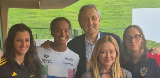 Nuoto, Settecolli: Sara Curtis firma il nuovo record europeo nei 50 dorso e viene premiata da Giorgia Meloni