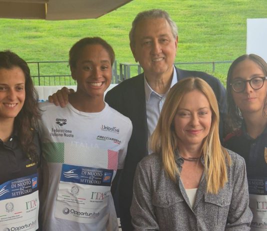 Nuoto, Settecolli: Sara Curtis firma il nuovo record europeo nei 50 dorso e viene premiata da Giorgia Meloni