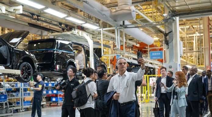 Cina: inviati diplomatici esplorano vitalità settore high-tech nell’Hubei (3)