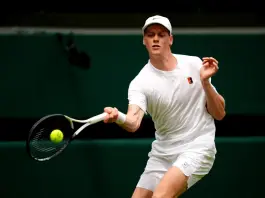 Wimbledon, esordio con brivido per Sinner: rimonta Kecmanovic e vince al quinto set. Out Darderi e Cocciaretto