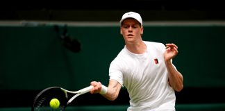 Wimbledon, esordio con brivido per Sinner: rimonta Kecmanovic e vince al quinto set. Out Darderi e Cocciaretto