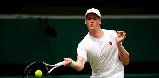 Wimbledon, esordio con brivido per Sinner: rimonta Kecmanovic e vince al quinto set. Out Darderi e Cocciaretto