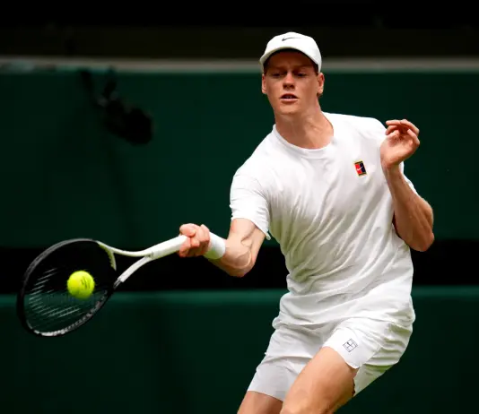 Wimbledon, esordio con brivido per Sinner: rimonta Kecmanovic e vince al quinto set. Out Darderi e Cocciaretto