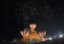 Fuochi d’artificio sopra Castel Sant’Angelo a Roma (1)