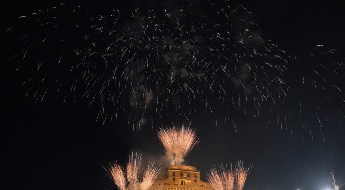Fuochi d’artificio sopra Castel Sant’Angelo a Roma (1)