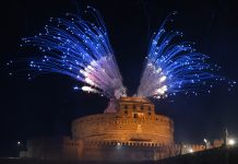 Fuochi d’artificio sopra Castel Sant’Angelo a Roma (2)