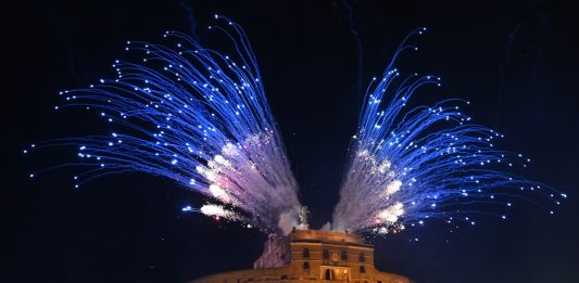 Fuochi d’artificio sopra Castel Sant’Angelo a Roma (2)