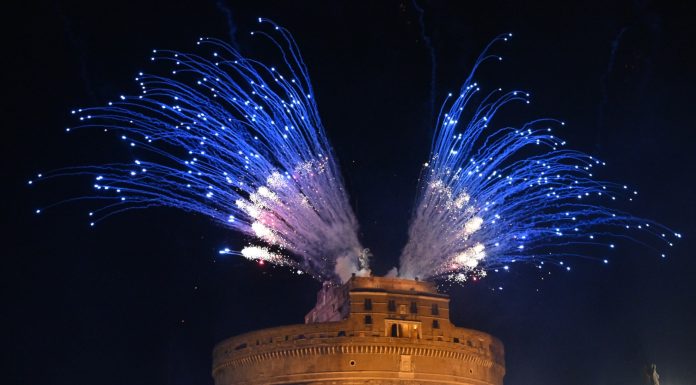 Fuochi d’artificio sopra Castel Sant’Angelo a Roma (2)