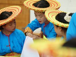 Cina: il ricamo Tiaohua tramanda la cultura Huayao (1)