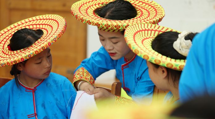 Cina: il ricamo Tiaohua tramanda la cultura Huayao (1)