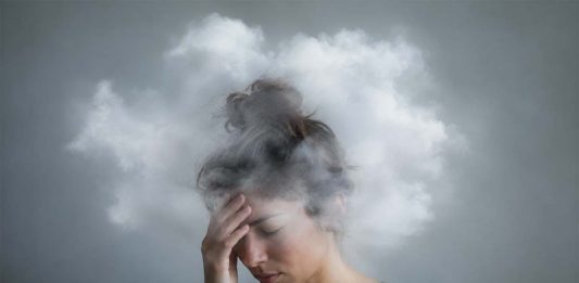 Brain fog e sovraccarico mentale: cresce la fatica mentale legata all’iperconnessione brain fog