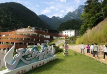 Cina: Shaanxi, il monte Tianzhu attira turisti (1)