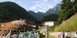 Cina: Shaanxi, il monte Tianzhu attira turisti (1)