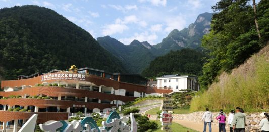 Cina: Shaanxi, il monte Tianzhu attira turisti (1)