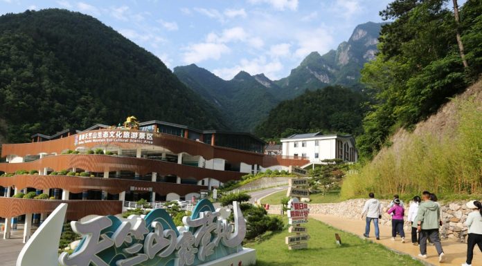 Cina: Shaanxi, il monte Tianzhu attira turisti (1)