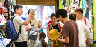 Cina: nel Guangxi la cultura popolare ispira moda e creatività (3)