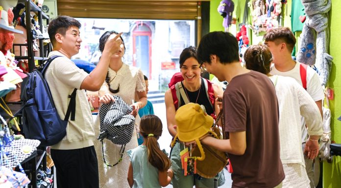Cina: nel Guangxi la cultura popolare ispira moda e creatività (3)
