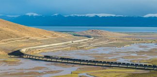 Cina: ad Amdo ferrovieri al lavoro sull’altopiano dello Xizang (1)