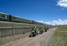 Cina: addetti pattugliano ferrovia Qinghai-Xizang a Nagqu (1)