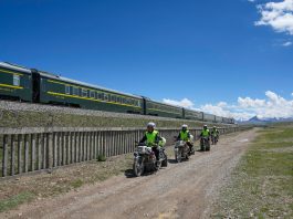 Cina: addetti pattugliano ferrovia Qinghai-Xizang a Nagqu (1)