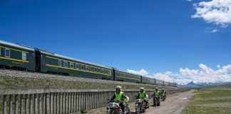 Cina: addetti pattugliano ferrovia Qinghai-Xizang a Nagqu (1)