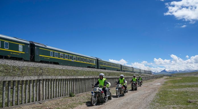 Cina: addetti pattugliano ferrovia Qinghai-Xizang a Nagqu (1)