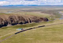 Cina: addetti pattugliano ferrovia Qinghai-Xizang a Nagqu (2)