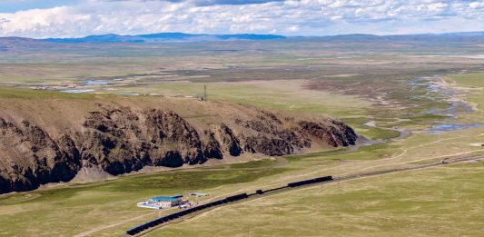 Cina: addetti pattugliano ferrovia Qinghai-Xizang a Nagqu (2)