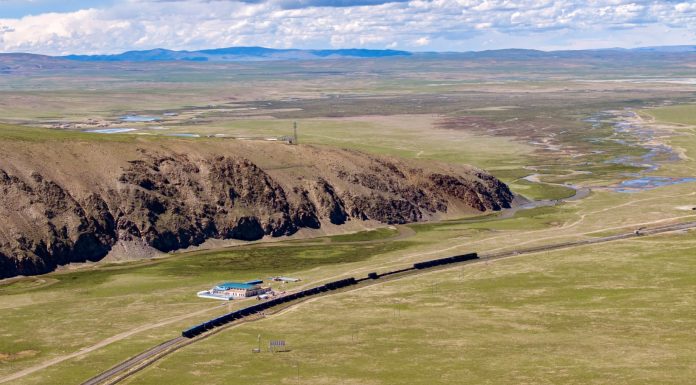 Cina: addetti pattugliano ferrovia Qinghai-Xizang a Nagqu (2)