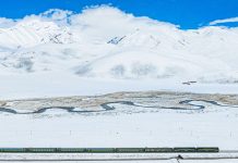 Cina: addetti pattugliano ferrovia Qinghai-Xizang a Nagqu (3)
