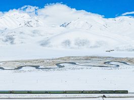 Cina: addetti pattugliano ferrovia Qinghai-Xizang a Nagqu (3)
