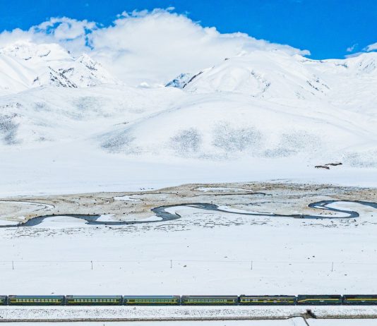 Cina: addetti pattugliano ferrovia Qinghai-Xizang a Nagqu (3)