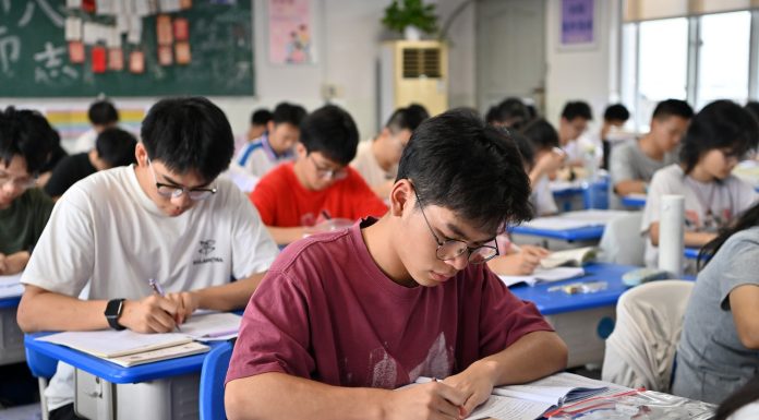 Cina: studenti del Guangxi Zhuang si preparano al gaokao (1)