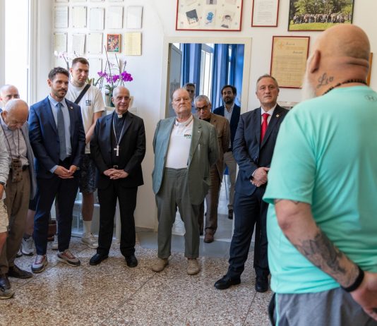 Monsignor Fisichella in visita a Villa Maraini-Croce Rossa: “Chiedere aiuto è un atto di coraggio”