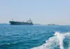 Cresce la tensione ad Hormuz, nuovi attacchi Usa contro obiettivi iraniani. Teheran colpisce basi americane in Bahrein e Kuwait