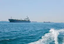 Cresce tensione ad Hormuz, nuovi attacchi Usa contro obiettivi iraniani. Teheran colpisce basi americane in Bahrein e Kuwait