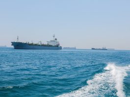 Cresce la tensione ad Hormuz, nuovi attacchi Usa contro obiettivi iraniani. Teheran colpisce basi americane in Bahrein e Kuwait