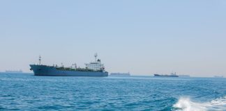 Cresce la tensione ad Hormuz, nuovi attacchi Usa contro obiettivi iraniani. Teheran colpisce basi americane in Bahrein e Kuwait