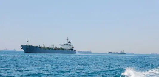 Cresce la tensione ad Hormuz, nuovi attacchi Usa contro obiettivi iraniani. Teheran colpisce basi americane in Bahrein e Kuwait