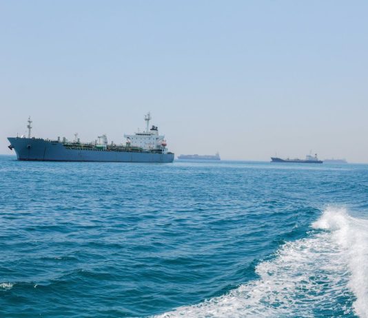 Cresce la tensione ad Hormuz, nuovi attacchi Usa contro obiettivi iraniani. Teheran colpisce basi americane in Bahrein e Kuwait