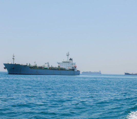 Gli Usa colpiscono una petroliera a Hormuz, Centcom “Stava tentando di violare il blocco navale sull’Iran”