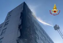 Incendio all’Ospedale del Mare di Napoli, evacuati alcuni reparti / VIDEO