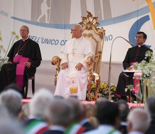 Il Papa in visita a Pavia: “Basta parole di odio e bullismo”. Fontana: “Una giornata storica”