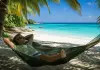 Tutti online e sempre più stanchi: il digital detox è il nuovo lusso dell’estate 2026 uomo rilassato su amaca in spiaggia